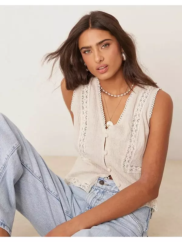 Жилет с кружевной отделкой ASOS DESIGN кремового цвета