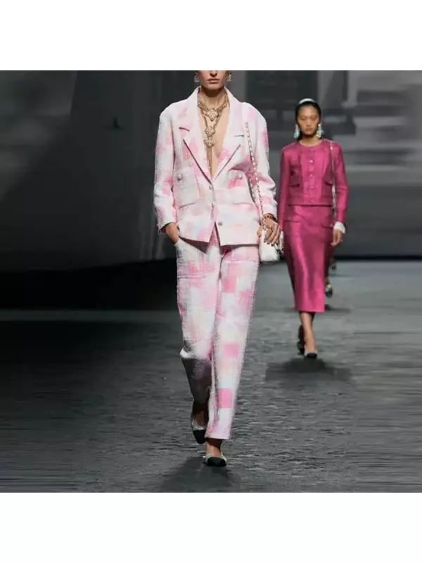 Деловой костюм женский розовый Chanel