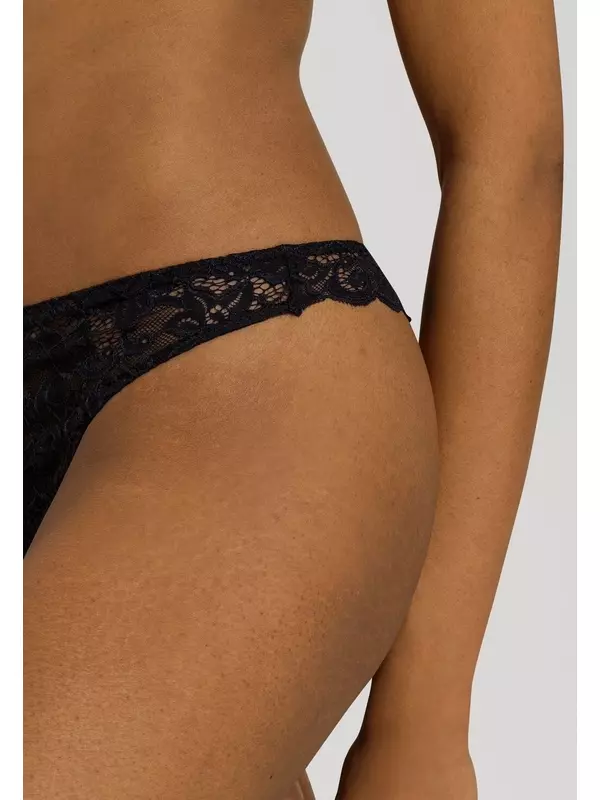 Стринги MOMENTS Hanro, черный