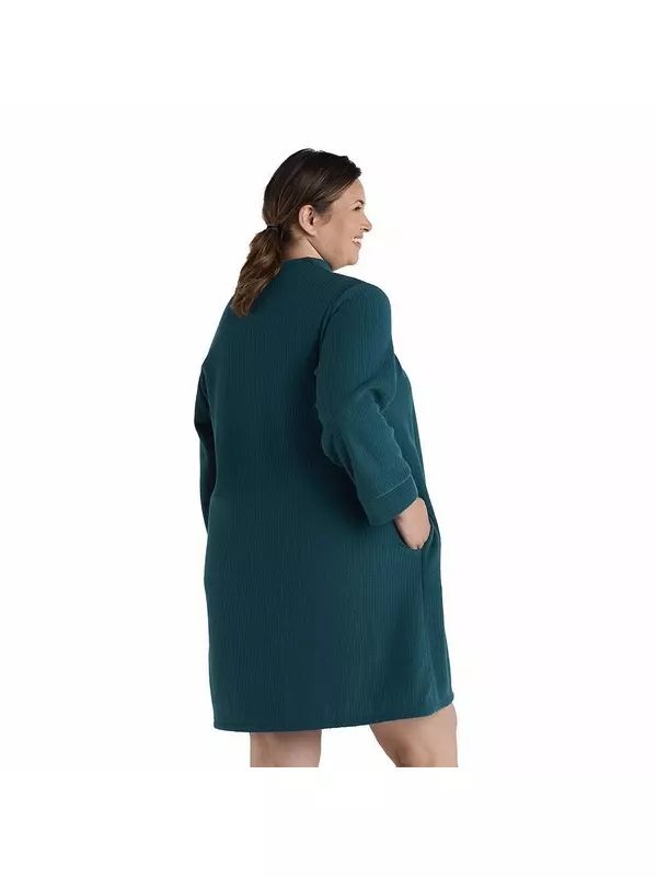 Короткий махровый халат на кнопках Miss Elaine Essentials размера плюс с начесом сзади, цвет Emerald