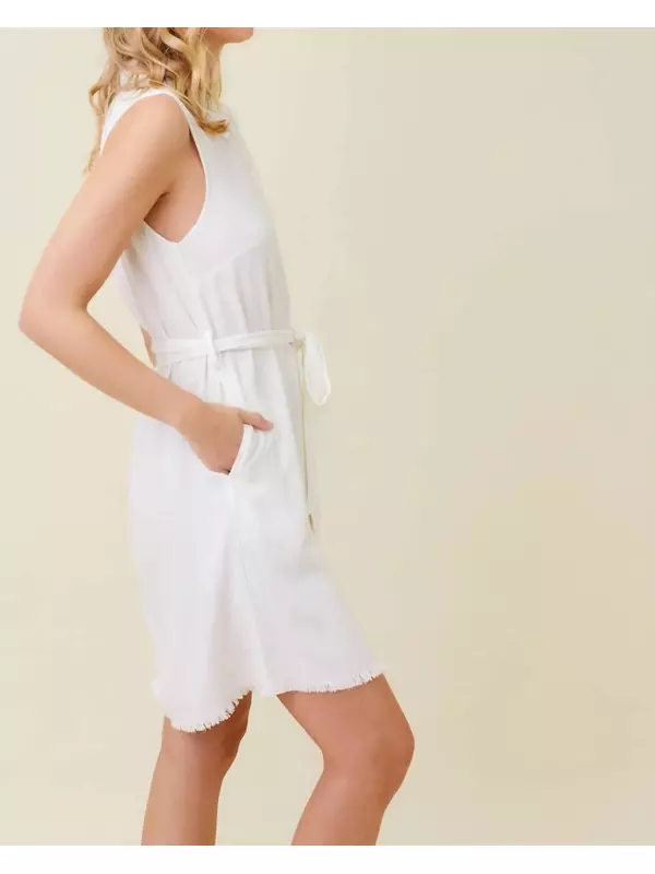 Платье-рубашка без рукавов с бахромой по низу белого цвета mystree