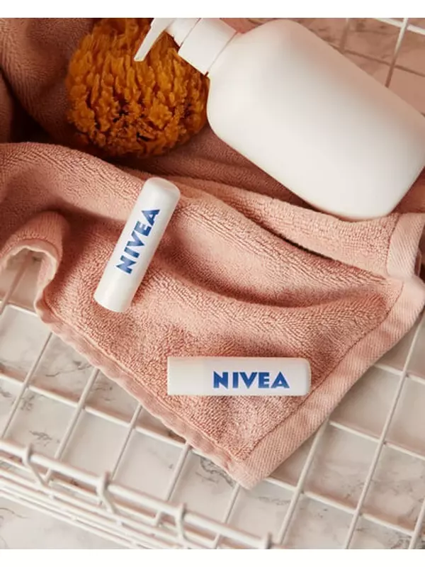 Набор восстанавливающей губной помады + крема для рук NIVEA