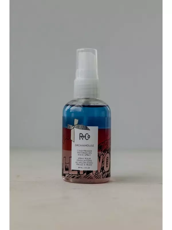 В СТРАНЕ ЧУДЕС спрей для создания волнистой текстуры с маслом семян арбуза R+Co DREAMHOUSE Cold-Pressed Watermelon Wave Spray 89ml