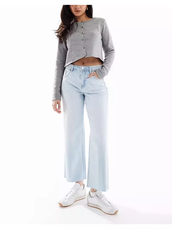 Укороченные прямые джинсы Stradivarius D96 светло-голубого цвета